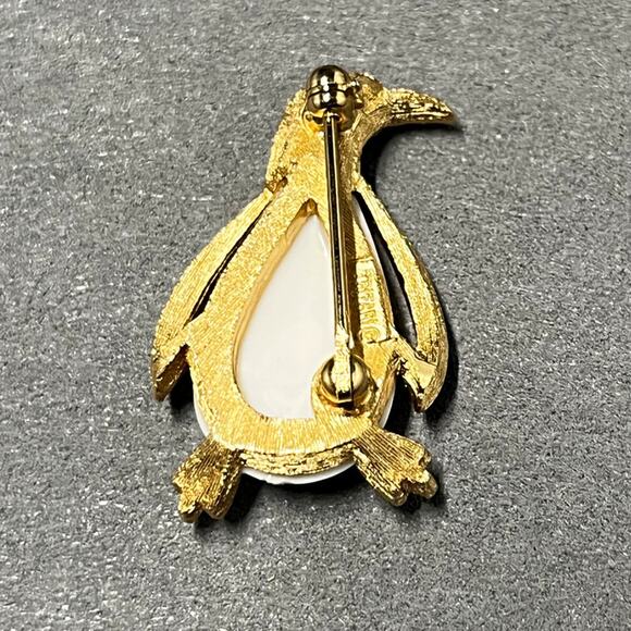 Trifari Vintage Penguin Brooch Gold Tone White Cabochon Animal Pin - Picture 3 of 5